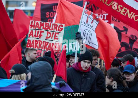 Hamburg, Deutschland. Januar 2024. Die Teilnehmer halten bei der Demonstration „Community Resistance“ auf dem Jungfernstieg ein Banner mit der Aufschrift „Hamburg auf den Barrikaden“. Hintergrund ist ein Strafverfahren gegen fünf Teilnehmer der Proteste gegen den G20-Gipfel 2017 in Hamburg. Quelle: Georg Wendt/dpa/Alamy Live News Stockfoto