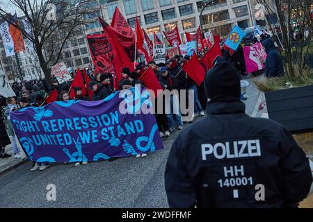 Hamburg, Deutschland. Januar 2024. Die Teilnehmer halten ein Banner mit der Aufschrift "Kampf gegen Repression - vereint stehen wir" bei der Demonstration "Widerstand der Gemeinschaft" auf dem Jungfernstieg. Hintergrund ist ein Strafverfahren gegen fünf Teilnehmer der Proteste gegen den G20-Gipfel 2017 in Hamburg. Quelle: Georg Wendt/dpa/Alamy Live News Stockfoto