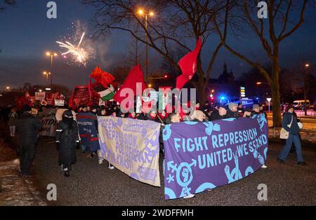 Hamburg, Deutschland. Januar 2024. An der Gorch-Fock-Mauer am Rande der Demonstration des „Community Resistance“ wird ein Feuerwerk ausgelöst. Hintergrund der Demonstration ist ein Strafverfahren gegen fünf Teilnehmer der Proteste gegen den G20-Gipfel 2017 in Hamburg. Quelle: Georg Wendt/dpa/Alamy Live News Stockfoto