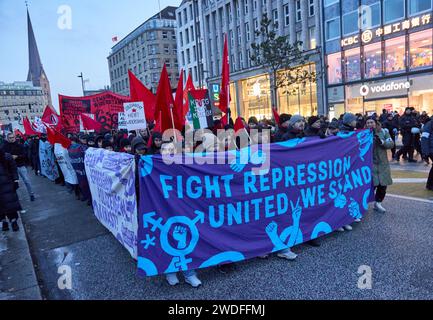 Hamburg, Deutschland. Januar 2024. Die Teilnehmer halten ein Banner mit der Aufschrift "Kampf gegen Repression - vereint stehen wir" bei der Demonstration "Widerstand der Gemeinschaft" auf dem Jungfernstieg. Hintergrund ist ein Strafverfahren gegen fünf Teilnehmer der Proteste gegen den G20-Gipfel 2017 in Hamburg. Quelle: Georg Wendt/dpa/Alamy Live News Stockfoto