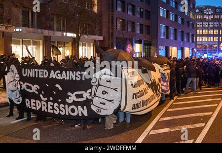 Hamburg, Deutschland. Januar 2024. Teilnehmer der Demonstration „Community Resistance“ werden von der Polizei auf Valentinskamp gestoppt. Hintergrund der Kundgebung sind Strafverfahren gegen fünf Teilnehmer der Proteste gegen den G20-Gipfel 2017 in Hamburg. Quelle: Georg Wendt/dpa/Alamy Live News Stockfoto