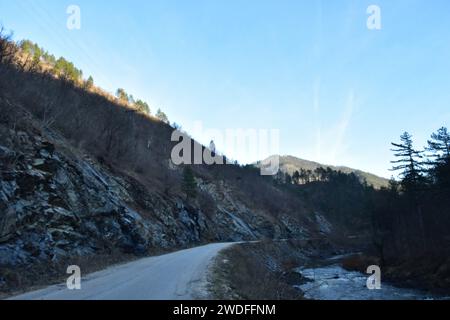 Malerischer Blick auf den Motorradweg durch den Bergpass Stockfoto