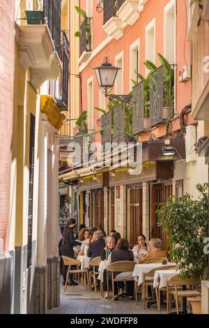 Gemütliches Café im Freien an der engen Straße in Sevilla, Spanien Stockfoto