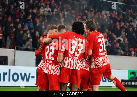 Freiburg, Deutschland. Januar 2024. Die Freiburger Spieler bejubeln den 3:2 Siegtreffer von Roland Sallai (SC Freiburg) beim Spiel der 1. FBL: 23-24: 18 Sptg. SC Freiburg - TSG 1899 Hoffenheim DFL-VORSCHRIFTEN VERBIETEN JEDE VERWENDUNG VON FOTOGRAFIEN ALS BILDSEQUENZEN UND/ODER QUASI-VIDEONann Credit: dpa/Alamy Live News Stockfoto