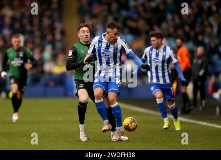 Josh Eccles (links) von Coventry City und Pol Valentin von Sheffield Wednesday kämpfen um den Ball während des Sky Bet Championship-Spiels in Hillsborough, Sheffield. Bilddatum: Samstag, 20. Januar 2024. Stockfoto