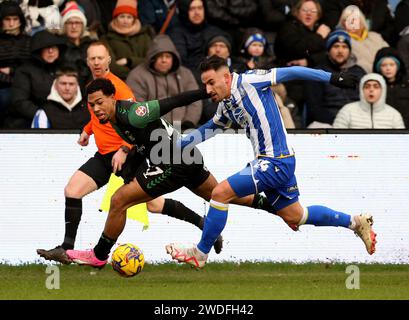 Coventry City's Milan van Ewijk (links) und Sheffield Wednesday's Pol Valentin kämpfen um den Ball während des Sky Bet Championship Matches in Hillsborough, Sheffield. Bilddatum: Samstag, 20. Januar 2024. Stockfoto