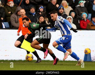 Coventry City's Milan van Ewijk (links) und Sheffield Wednesday's Pol Valentin kämpfen um den Ball während des Sky Bet Championship Matches in Hillsborough, Sheffield. Bilddatum: Samstag, 20. Januar 2024. Stockfoto