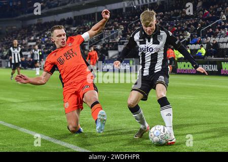 Almelo, Niederlande. Januar 2024. ALMELO, Stadion Erve Asito, 20-01-2024, Saison 2023/2024, niederländischer Eredivisie Football, Heracles Spieler Emil Hansson und Volendam Spieler Damon Mirani während des Spiels Heracles - Volendam Credit: Pro Shots/Alamy Live News Stockfoto