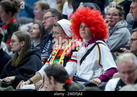 Zagreb, Kroatien. Januar 2024. Fans in den Tribünen beim EHF Euro 2024-Hauptspiel zwischen Ungarn und Kroatien am 20. Januar 2024 in der Lanxess Arena in Köln. Foto: Sanjin Strukic/PIXSELL Credit: Pixsell/Alamy Live News Stockfoto