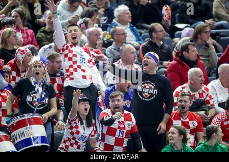 Zagreb, Kroatien. Januar 2024. Fans in den Tribünen beim EHF Euro 2024-Hauptspiel zwischen Ungarn und Kroatien am 20. Januar 2024 in der Lanxess Arena in Köln. Foto: Sanjin Strukic/PIXSELL Credit: Pixsell/Alamy Live News Stockfoto