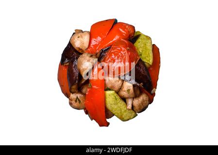 Köstlicher Salat aus gegrilltem Gemüse, Tomaten, Pilzen, Paprika, Auberginen, Zucchini, Salz, Gewürze und Kräuter auf einer Keramikplatte Stockfoto