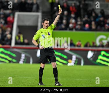 London, Großbritannien. Januar 2024. Schiedsrichter Darren England gibt Gonzalo Montiel aus Nottingham Forest eine gelbe Karte während des Premier League Spiels Brentford gegen Nottingham Forest im Gtech Community Stadium, London, Großbritannien, 20. Januar 2024 (Foto: Cody Froggatt/News Images) Credit: News Images LTD/Alamy Live News Stockfoto