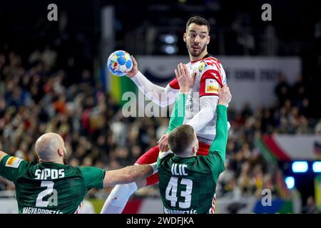 Zagreb, Kroatien. Januar 2024. Zvonimir Srna aus Kroatien schießt während des EHF Euro 2024-Hauptspiels zwischen Ungarn und Kroatien am 20. Januar 2024 in der Lanxess Arena in Köln. Foto: Sanjin Strukic/PIXSELL Credit: Pixsell/Alamy Live News Stockfoto