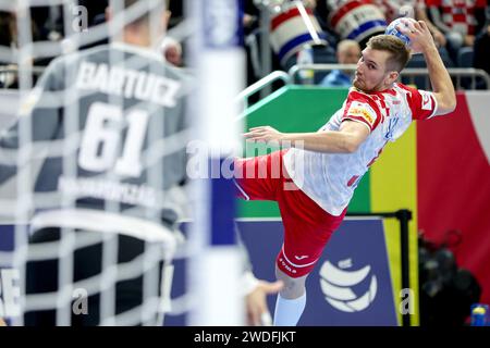 Zagreb, Kroatien. Januar 2024. Tin Lucin of Croatia schießt am 20. Januar 2024 in der Lanxess Arena in Köln während des EHF Euro 2024 Hauptspiels zwischen Ungarn und Kroatien. Foto: Sanjin Strukic/PIXSELL Credit: Pixsell/Alamy Live News Stockfoto