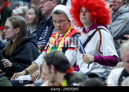 Zagreb, Kroatien. Januar 2024. Fans in den Tribünen beim EHF Euro 2024-Hauptspiel zwischen Ungarn und Kroatien am 20. Januar 2024 in der Lanxess Arena in Köln. Foto: Sanjin Strukic/PIXSELL Credit: Pixsell/Alamy Live News Stockfoto