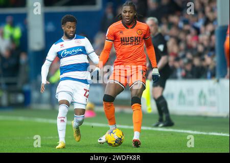 London, Großbritannien. Januar 2024; Loftus Road Stadium, Shepherds Bush, West London, England; EFL Championship Football, Queens Park Rangers gegen Millwall; Brooke Norton-Cuffy aus Millwall übergibt den Ball unter dem Druck von Kenneth Paal von Queens Park Rangers Credit: Action Plus Sports Images/Alamy Live News Stockfoto