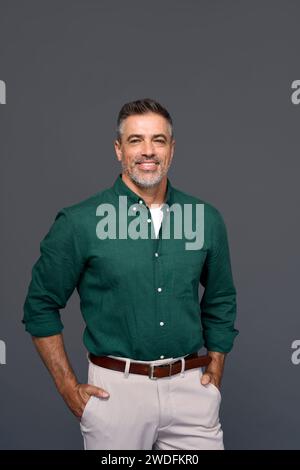 Stilvoller Geschäftsmann mittleren Alters, der isoliert auf grauem Hintergrund steht. Stockfoto