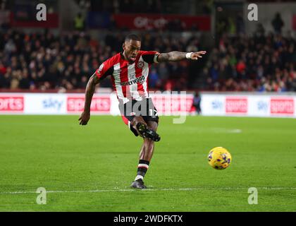 Brentford, London, Großbritannien. Januar 2024; Gtech Community Stadium, Brentford, London, England; Premier League Football, Brentford gegen Nottingham Forest; Ivan Toney von Brentford schießt aus einem direkten Freistoß, um seine Mannschaft in der 19. Minute 1. Tor zu erzielen, um es 1-1 zu erzielen. Credit: Action Plus Sports Images/Alamy Live News Stockfoto