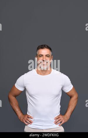 Happy Fit sportlicher Mann mittleren Alters mit weißem T-Shirt isoliert auf Hintergrund. Stockfoto