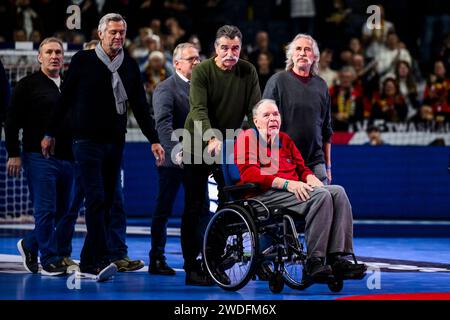 Köln, Deutschland. Januar 2024. Handball: Europameisterschaft, Ungarn - Kroatien, Hauptrunde, Gruppe 1, Spieltag 2, Lanxess Arena. Die Weltmeister 1978 um Heiner Brand (3. Von links) und Joachim Deckarm (2. Von rechts) kommen in die Arena, um geehrt zu werden. Quelle: Tom Weller/dpa/Alamy Live News Stockfoto