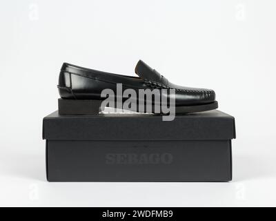 Kopenhagen, Dänemark - 21. Januar 2024: Sebago Dan Polaris schwarzer Lederloafer 7001GW0 902 auf einem Schuhkarton. Illustratives redaktionelles Foto. Stockfoto