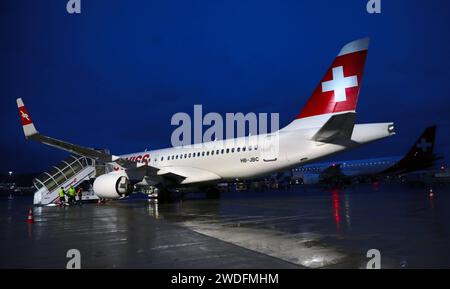 Flugbetrieb auf dem Flughafen Zürich-Kloten mit Passagierflugzeugen der Schweizer Fluggesellschaft Swiss International Air Lines. Ein Passagierflugzeug der Schweizer Fluggesellschaft Swiss vom Typ Airbus A220-100 mit der Registrierung HB-JBC bei der Abfertigung auf dem Flughafen Zürich bei Dunkelheit. *** Flugbetrieb am Flughafen Zürich Kloten mit Passagierflugzeug der Schweizer Fluggesellschaft Swiss International Air Lines Passagierflugzeug der Schweizer Fluggesellschaft Swiss vom Typ Airbus A220 100 mit der Registrierung HB JBC während der Abfertigung am Flughafen Zürich im Dunkeln Stockfoto