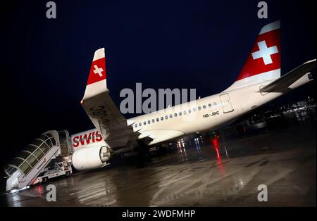 Flugbetrieb auf dem Flughafen Zürich-Kloten mit Passagierflugzeugen der Schweizer Fluggesellschaft Swiss International Air Lines. Ein Passagierflugzeug der Schweizer Fluggesellschaft Swiss vom Typ Airbus A220-100 mit der Registrierung HB-JBC bei der Abfertigung auf dem Flughafen Zürich bei Dunkelheit. *** Flugbetrieb am Flughafen Zürich Kloten mit Passagierflugzeug der Schweizer Fluggesellschaft Swiss International Air Lines Passagierflugzeug der Schweizer Fluggesellschaft Swiss vom Typ Airbus A220 100 mit der Registrierung HB JBC während der Abfertigung am Flughafen Zürich im Dunkeln Stockfoto