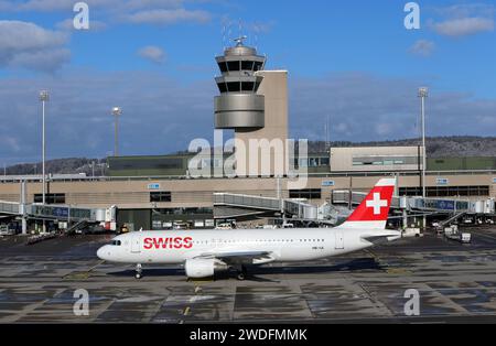 Flugbetrieb auf dem Flughafen Zürich-Kloten mit Passagierflugzeugen der Schweizer Fluggesellschaft Swiss International Air Lines. Ein Passagierflugzeug der Schweizer Fluggesellschaft Swiss vom Typ Airbus A320-214 mit der Registrierung HB-IJL auf dem Flughafen Zürich. Im Hintergrund der Tower. *** Flugbetrieb am Flughafen Zürich Kloten mit Passagierflugzeug der Schweizer Fluggesellschaft Swiss International Air Lines Ein Passagierflugzeug der Schweizer Fluggesellschaft Swiss vom Typ Airbus A320 214 mit der Registrierung HB IJL am Flughafen Zürich im Hintergrund der Turm Stockfoto