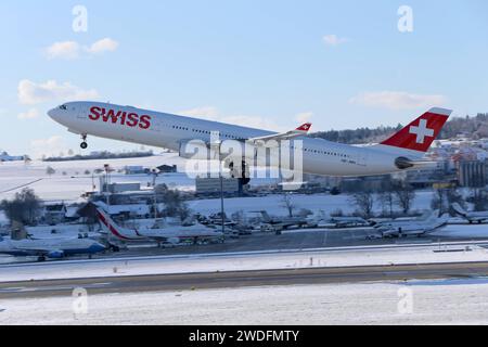 Flugbetrieb auf dem Flughafen Zürich-Kloten mit Passagierflugzeugen der Schweizer Fluggesellschaft Swiss International Air Lines. Ein Passagierflugzeug der Schweizer Fluggesellschaft Swiss vom Typ Airbus A340-313 mit der Registrierung HB-JMH startete vom Flughafen Zürich nach Shanghai. *** Flugbetrieb am Flughafen Zürich Kloten mit Passagierflugzeugen der Schweizer Fluggesellschaft Swiss International Air Lines Ein Passagierflugzeug der Schweizer Fluggesellschaft Swiss vom Typ Airbus A340 313 mit der Registrierung HB JMH startet vom Flughafen Zürich nach Shanghai Stockfoto