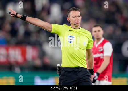 Alkmaar, Niederlande. Januar 2024. ALKMAAR, NIEDERLANDE - 20. JANUAR: Schiedsrichter Allard Lindhout gibt beim niederländischen Eredivisie-Spiel zwischen AZ und PEC Zwolle im AFAS Stadion am 20. Januar 2024 in Alkmaar, Niederlande. (Foto von Patrick Goosen/Orange Pictures) Credit: Orange Pics BV/Alamy Live News Stockfoto