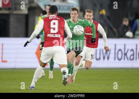 Alkmaar, Niederlande. Januar 2024. ALKMAAR, 20-01-2024, AFAS-Stadion, Saison 2023/2024, niederländischer Eredivisie Football zwischen AZ und PEC Zwolle, PEC Zwolle Spieler Nick Fichtinger und AZ Spieler Vangelis Pavlidis Credit: Pro Shots/Alamy Live News Stockfoto