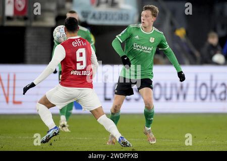 Alkmaar, Niederlande. Januar 2024. ALKMAAR, 20-01-2024, AFAS-Stadion, Saison 2023/2024, niederländischer Eredivisie Football zwischen AZ und PEC Zwolle, PEC Zwolle Spieler Nick Fichtinger und AZ Spieler Vangelis Pavlidis Credit: Pro Shots/Alamy Live News Stockfoto