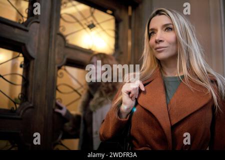 kaukasische Frauen verlassen ein Gebäude im Winter¡ Stockfoto