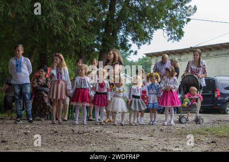 6.07.2018. Ukraine Mervichi, Gruppe kleiner Kinder in ukrainischer Kleidung auf dem Hof Stockfoto