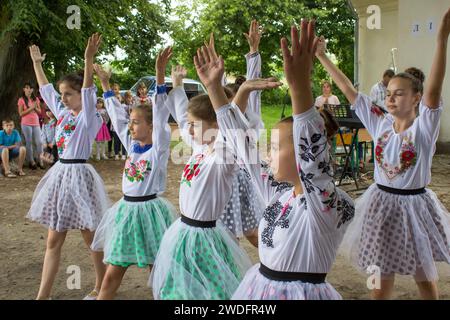 Ukraine Mervichi, junge Mädchen in Stickerei Tanz Volkstanz, Mädchen Stockfoto