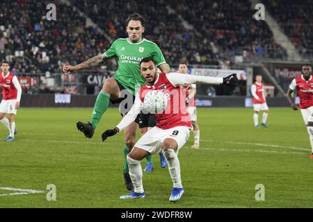 Alkmaar, Niederlande. Januar 2024. ALKMAAR, 20-01-2024, AFAS-Stadion, Saison 2023/2024, niederländischer Eredivisie Football zwischen AZ und PEC Zwolle, AZ-Spieler Vangelis Pavlidis und PEC Zwolle-Spieler Sam Kersten Credit: Pro Shots/Alamy Live News Stockfoto