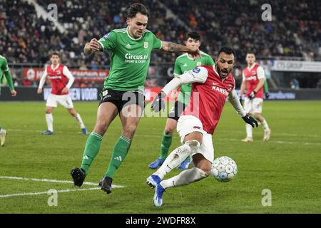 Alkmaar, Niederlande. Januar 2024. ALKMAAR, 20-01-2024, AFAS-Stadion, Saison 2023/2024, niederländischer Eredivisie Football zwischen AZ und PEC Zwolle, AZ-Spieler Vangelis Pavlidis und PEC Zwolle-Spieler Sam Kersten Credit: Pro Shots/Alamy Live News Stockfoto