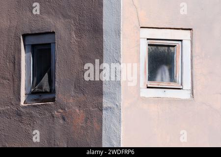 Fenster an den Fassaden der Altstadt von Villajoyosa Stockfoto