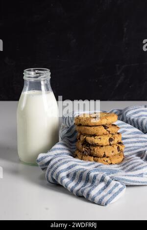 Frühstück Essen Fotografie ästhetische Komposition auf schwarz-weißem Hintergrund Stockfoto