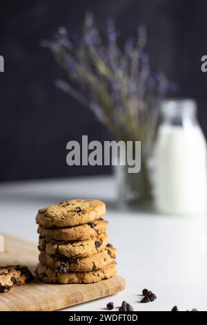 Frühstück Essen Fotografie ästhetische Komposition auf schwarz-weißem Hintergrund Stockfoto