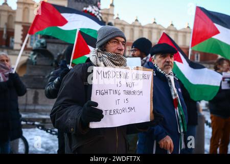 Krakau, Polen. Januar 2024. Am 20. Januar 2024 fand auf dem Hauptplatz in Krakau, Polen, eine Demonstration gegen israelische Angriffe auf Gaza statt. Nach blutigen Ereignissen im Nahen Osten wurden weltweit Proteste zur Unterstützung Palästinas veranstaltet. (Kreditbild: © Beata Zawrzel/ZUMA Press Wire) NUR REDAKTIONELLE VERWENDUNG! Nicht für kommerzielle ZWECKE! Stockfoto