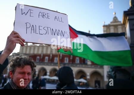 Krakau, Polen. Januar 2024. Am 20. Januar 2024 fand auf dem Hauptplatz in Krakau, Polen, eine Demonstration gegen israelische Angriffe auf Gaza statt. Nach blutigen Ereignissen im Nahen Osten wurden weltweit Proteste zur Unterstützung Palästinas veranstaltet. (Kreditbild: © Beata Zawrzel/ZUMA Press Wire) NUR REDAKTIONELLE VERWENDUNG! Nicht für kommerzielle ZWECKE! Stockfoto