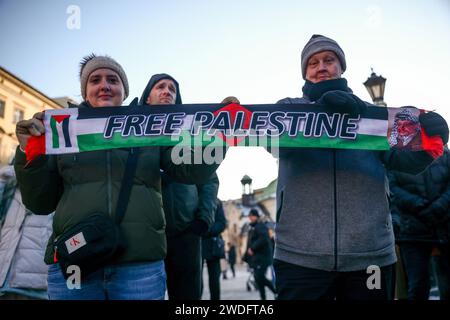 Krakau, Polen. Januar 2024. Am 20. Januar 2024 fand auf dem Hauptplatz in Krakau, Polen, eine Demonstration gegen israelische Angriffe auf Gaza statt. Nach blutigen Ereignissen im Nahen Osten wurden weltweit Proteste zur Unterstützung Palästinas veranstaltet. (Kreditbild: © Beata Zawrzel/ZUMA Press Wire) NUR REDAKTIONELLE VERWENDUNG! Nicht für kommerzielle ZWECKE! Stockfoto