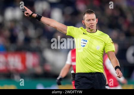 Alkmaar, Niederlande. Januar 2024. ALKMAAR, NIEDERLANDE - 20. JANUAR: Schiedsrichter Allard Lindhout gibt beim niederländischen Eredivisie-Spiel zwischen AZ und PEC Zwolle im AFAS Stadion am 20. Januar 2024 in Alkmaar, Niederlande. (Foto von Patrick Goosen/Orange Pictures) Credit: dpa/Alamy Live News Stockfoto