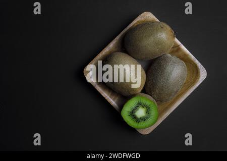 Kiwi-Fotografie über Lebensmittelkunst mit schwarzem Hintergrund Stockfoto