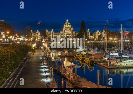 Der innere Hafen während der blauen Stunde in Victoria, Vancouver Island, British Columbia, Kanada. Stockfoto