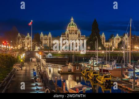 Der innere Hafen während der blauen Stunde in Victoria, Vancouver Island, British Columbia, Kanada. Stockfoto