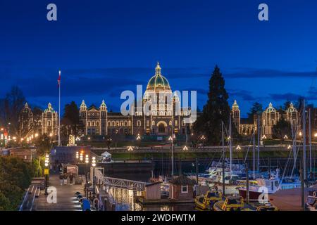 Der innere Hafen während der blauen Stunde in Victoria, Vancouver Island, British Columbia, Kanada. Stockfoto