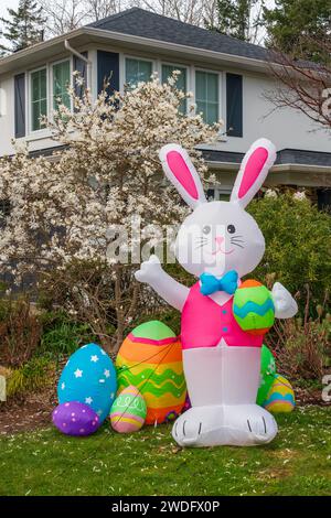 Ein dekorativer Osterhase und Eier in einer Wohnstraße in Victoria, Vancouver Island, British Columbia, Kanada. Stockfoto