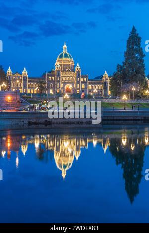 Der innere Hafen während der blauen Stunde in Victoria, Vancouver Island, British Columbia, Kanada. Stockfoto